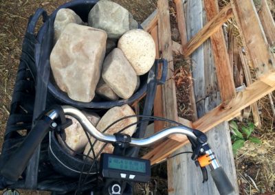 de lourds cailloux transportés sur la plate forme avant d'un vélo cargo