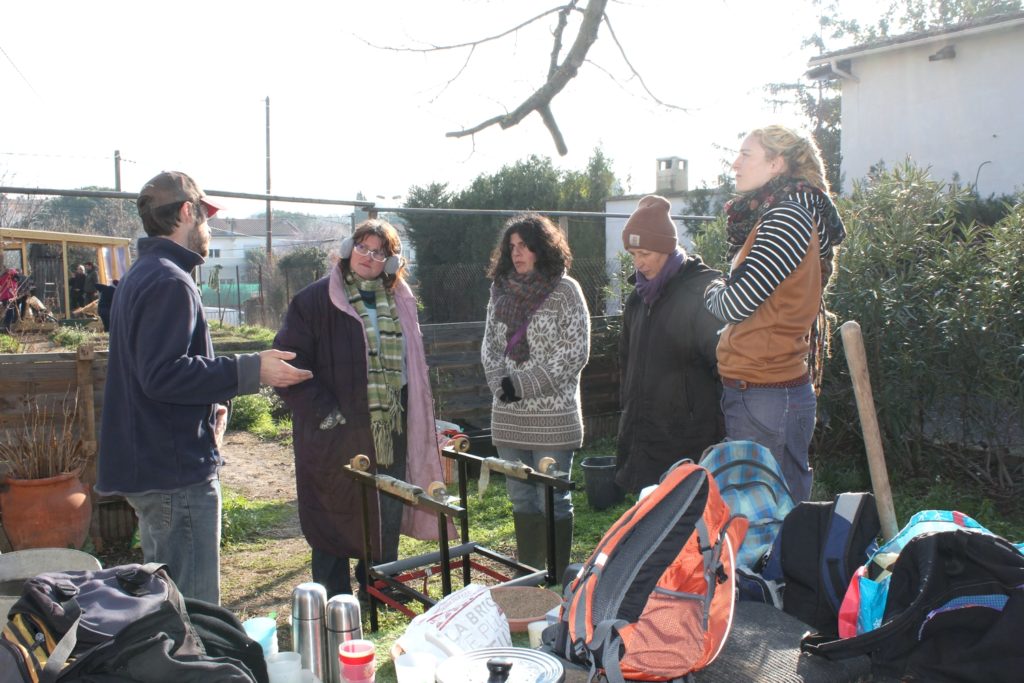 un groupe de participants au chantier et une explication en cours