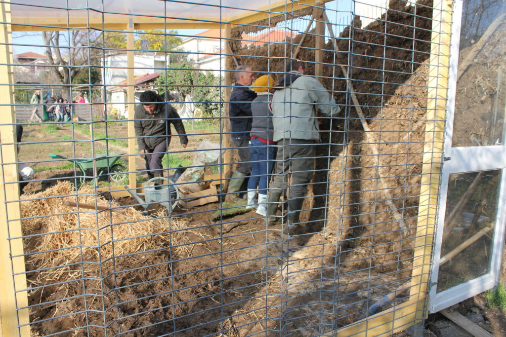 des bénévoles de coopere 34 remplissent le mur