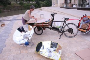 exposition de fours solaires et construction, le long des rives du canal du midi