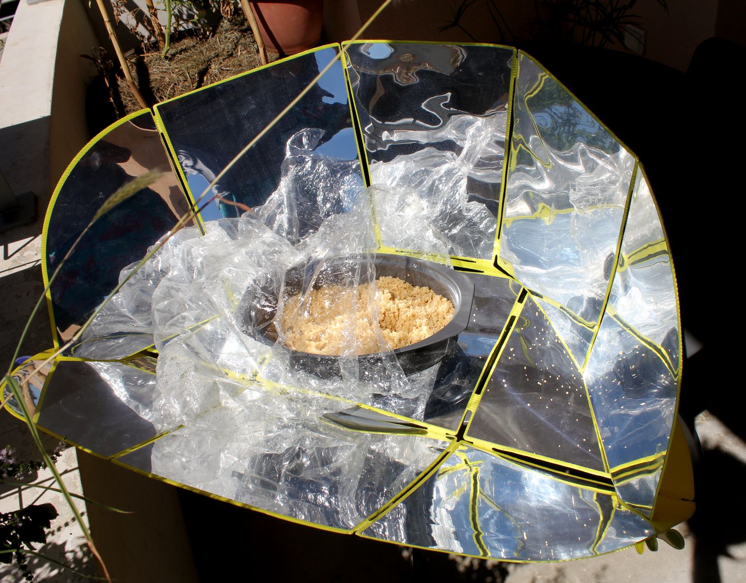 photo montrant un four solaire commercial en cours de cuisson