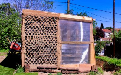 Découper des bouteilles en verre pour construire un mur (vidéo)