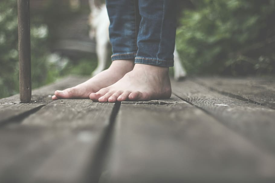 pieds nus sur du bois : effet de conduction