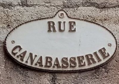 photo montrant une plaque de nom de rue nommée "canabasserie", à Pézenas