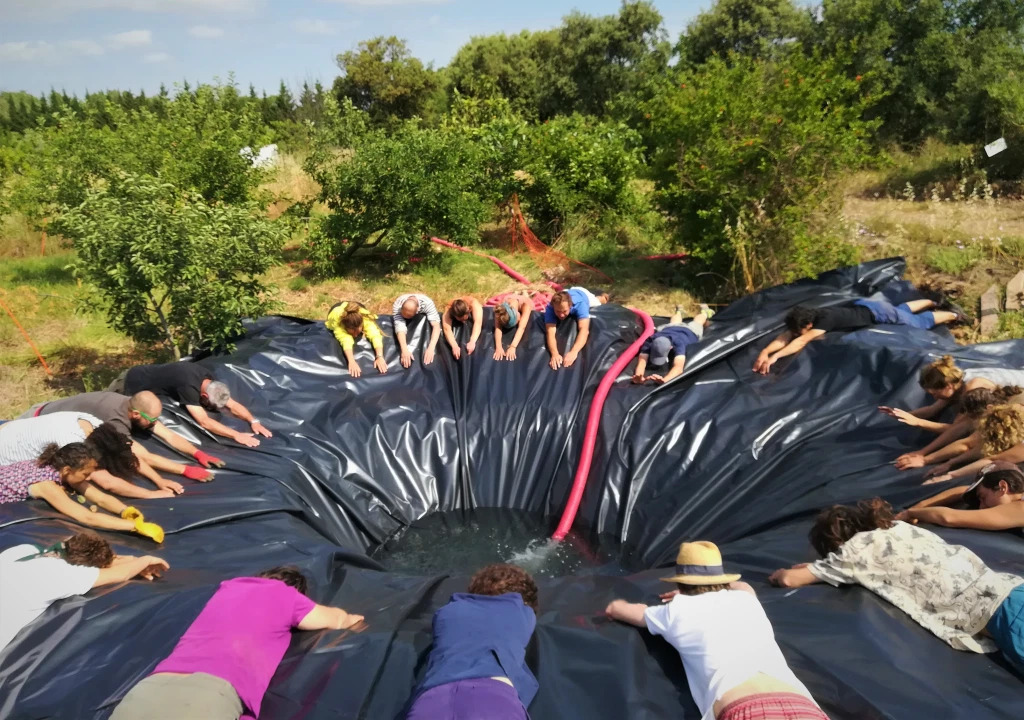 photo du groupe permacte pendant l'implantation d'une mare