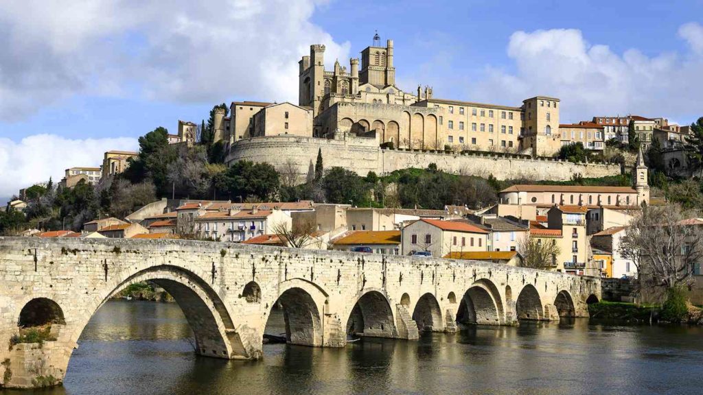 vue sur Béziers, contexte de la présente étude sur les aiguilles de pins et le carton comme mulch (paillis)