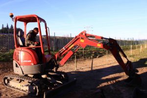 mini-pelle permettant de creuser la mare du potager d'entreprise