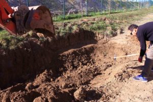 La mare est en train d'être creusée dans le potager d'entreprise