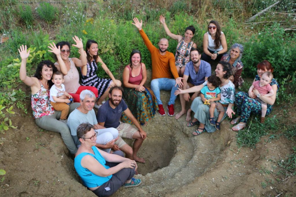 Les membres de Natura-lien, réunis sur un projet de permaculture
