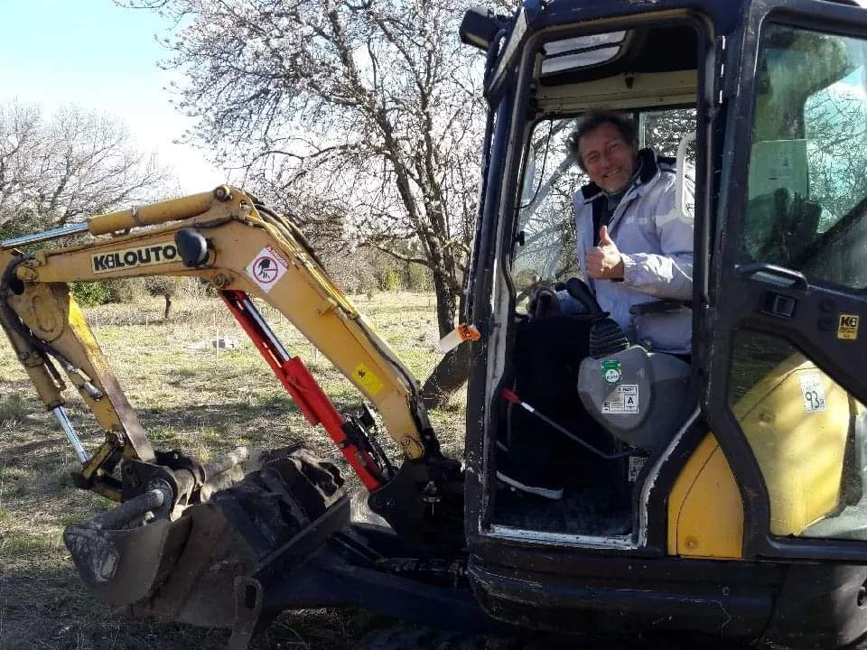 Didier au volant de la mini-pelle, pour préparer les trous de plantation