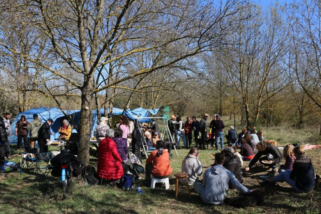 Des participants à une journée de plantation réunis