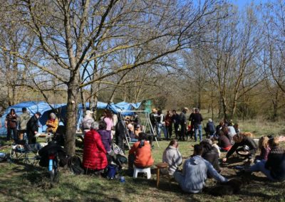 Des participants à une journée de plantation réunis