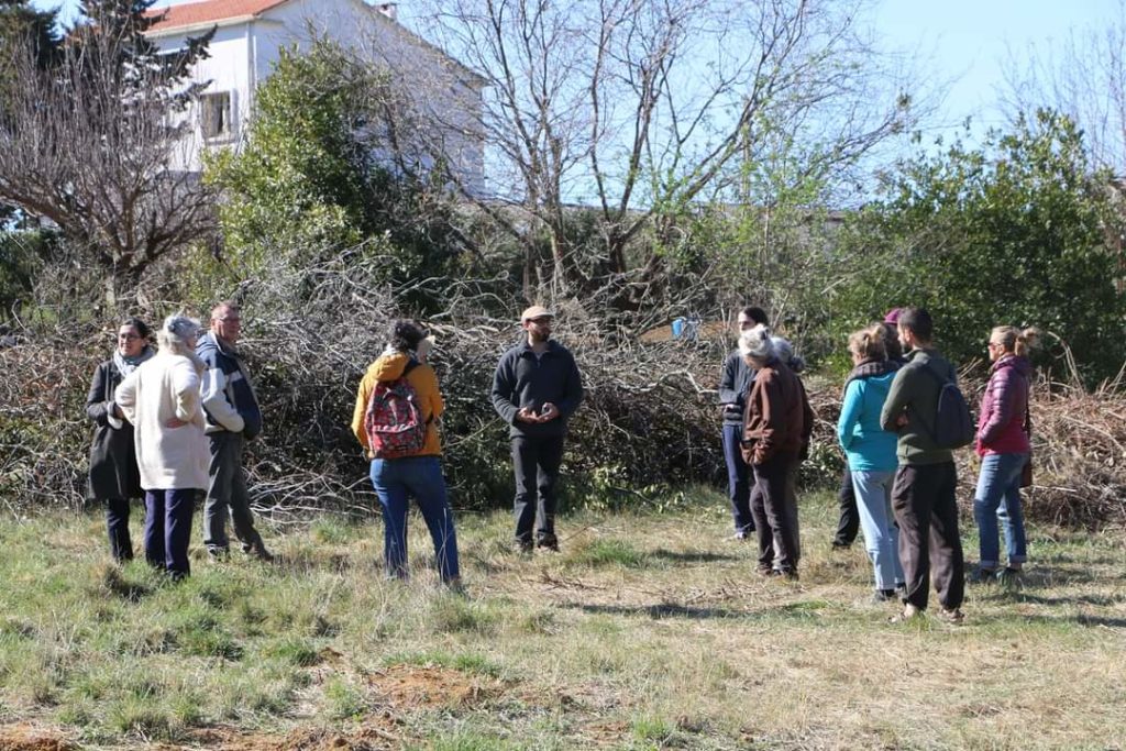 Le président de Natura-lien présente le projet Oasis de Béziers à un public de sympathisants