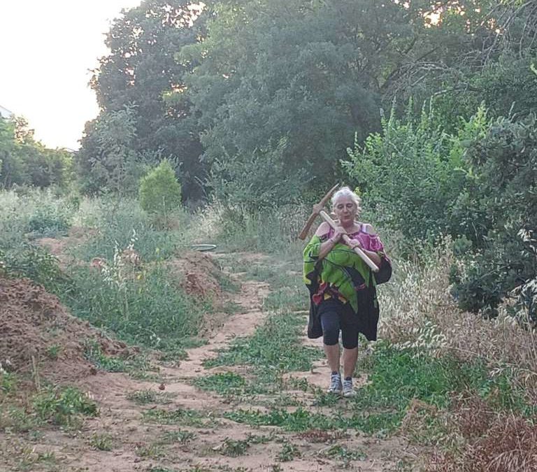 photo de maguy costa tenant une pioche à l'Oasis de Béziers