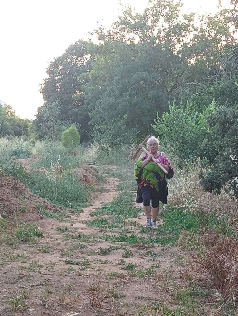 photo de maguy costa tenant une pioche à l'Oasis de Béziers