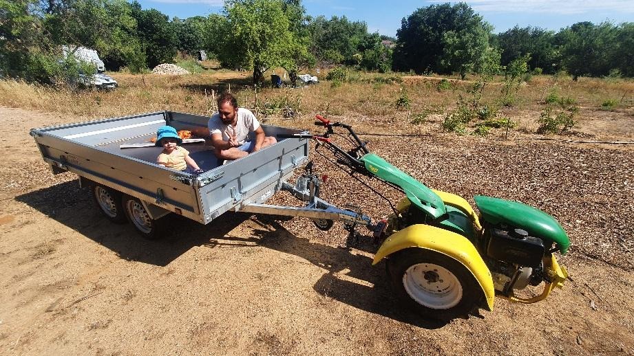 remorque à deux essieux tractée par un motoculteur Ferrari 340 avec moteur Yanmar 10 cv