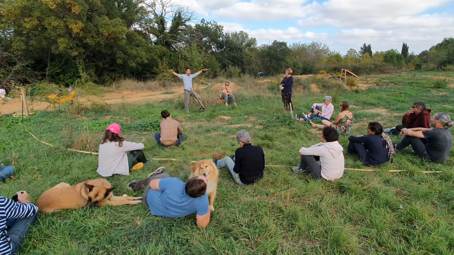 un groupe échangeant autour du jardinage naturel autour du pays de pézenas
